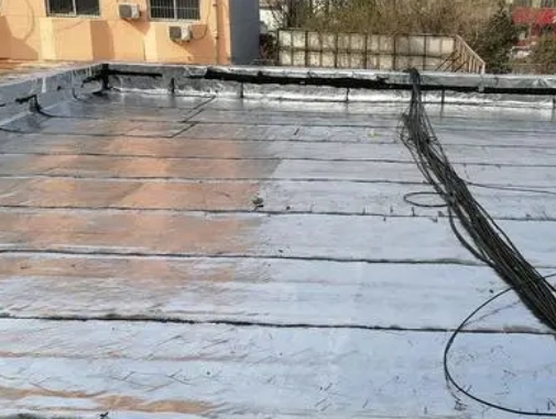 建邺卫生间漏水维修公司分享下建邺屋面楼顶防水刚性防水层施工要点。
